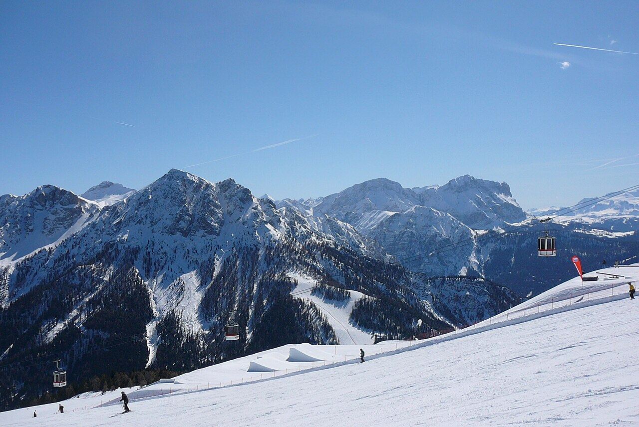 Słoneczny stok na Kronplatz, gondole i ośnieżone szczyty