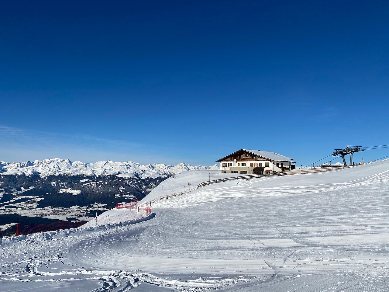 Słoneczny stok, schronisko i wyciąg krzesełkowy na Kronplatz
