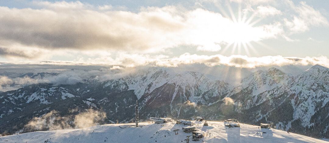 Szczyt Kronplatz w słońcu, wyciągi i ośnieżone granie